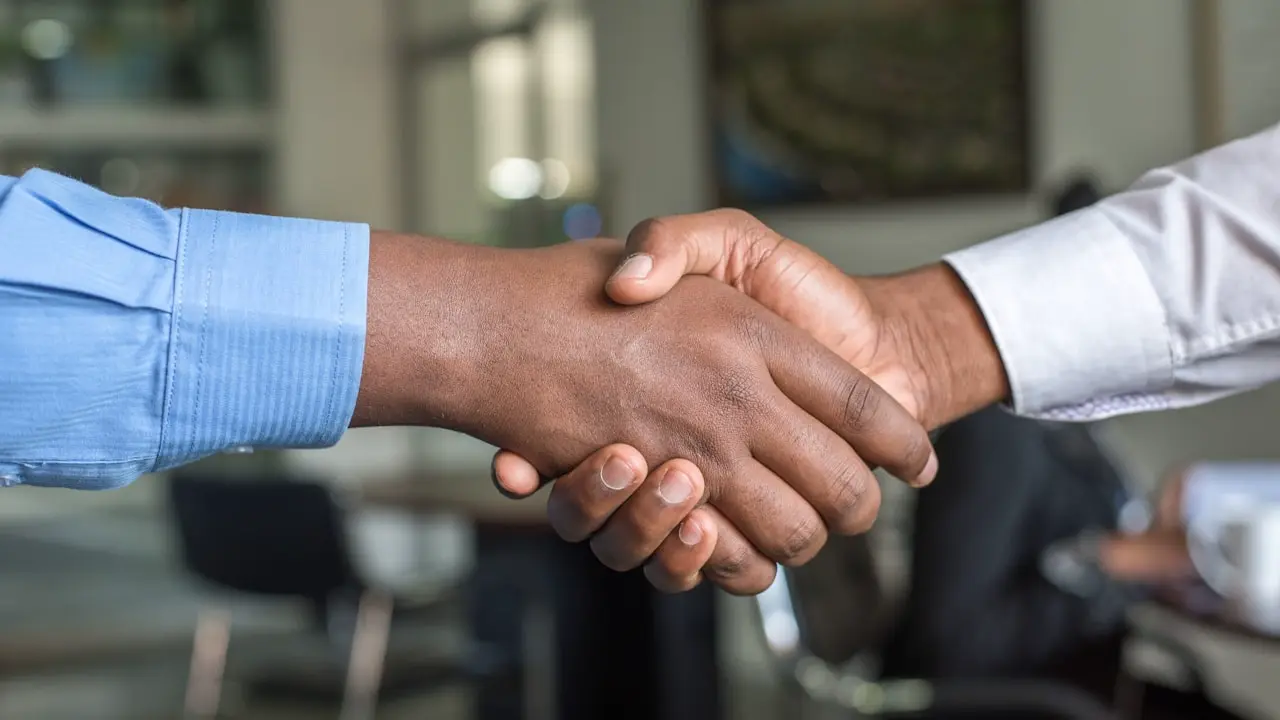 Signature d'une convention partenariale avec des représentants des collectivités locales